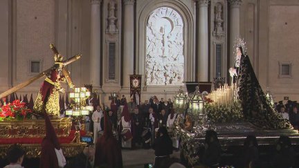 Los pasos de la procesión del Encuentro se cruzan en la plaza del Pilar. / Aragón TV