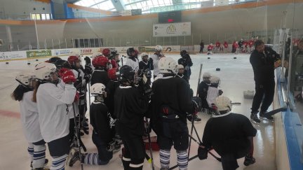 El Campus Hockey Jacetania reúne a medio centenar de jugadores nacionales