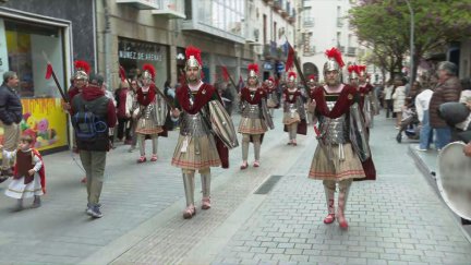 Desfile de los romanos este viernes en Huesca. / Aragón TV