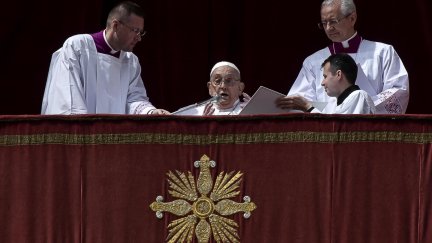 El papa Francisco felicita la Pascua a los fieles en la plaza de San Pedro en el Vaticano. / EFE