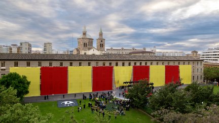 Una bandera gigante cubre la fachada trasera del Pignatelli. / Gobierno de Aragón