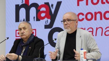 Los secretarios generales de UGT, Pepe Álvarez (i), y de CC.OO., Unai Sordo, este lunes. / EFE
