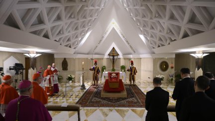 El papa descansa sobre un féretro de madera forrado de terciopelo rojo con una casulla purpura y una mitra blanca y en las manos lleva un rosario. EFE/Simone Risoluti/Dicasterio para La Comunicación De La Santa Sede