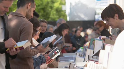 Las librerías sacan a la calle sus libros en el Día de San Jorge. / Aragón TV