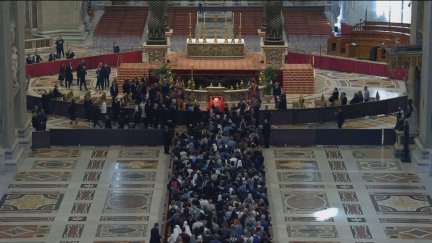 Numerosos fieles esperan para dar el último adiós al papa Francisco en su capilla ardiente.