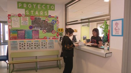 Una mujer se informaba esta mañana en el CEIP Camón Aznar de Zaragoza. / Aragón TV