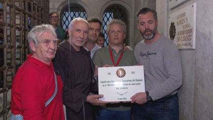 Los danzantes han entregado una placa en la basílica de San Lorenzo extramuros. / Aragón Tv