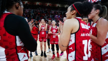 Las jugadoras del Casademont Zaragoza celebran una victoria esta temporada.