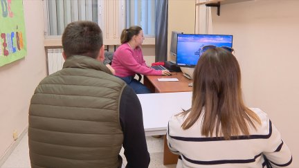 Unos padres reciben atención en el Servicio Provincial de Educación. / Aragón TV