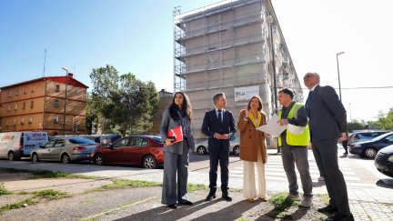 La alcaldesa de Zaragoza, Natalia Chueca, en la visita de este jueves a las Balsas de Ebro Viejo. / Ayuntamiento de Zaragoza