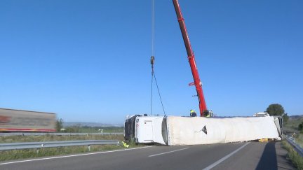 El camión siniestrado ha quedado volcado sobre un costado. / Aragón TV