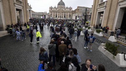 Filas para acceder al interior de la basílica de San Pedro en el Vaticano./ EFE/ Massimo Percossi