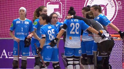Las jugadoras del CP Esneca Fraga se lamentan tras finalizar la semifinal.