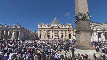 Multitud de personas en la plaza de San Pedro para despedir al Papa Francisco. / EFE