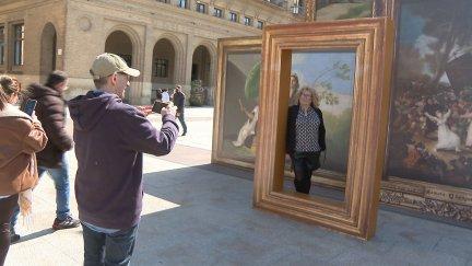 Imagen de los cuadros de Goya en la Plaza del Pilar. / Aragón TV