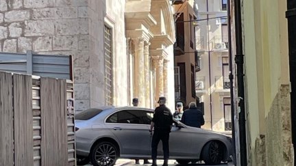 Un coche ha quedado atrapado este sábado en Teruel tras seguir las indicaciones del GPS. / C. J.