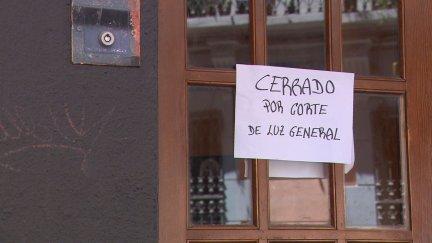 Un establecimiento en el centro de Zaragoza cerrado por el apagón. / Aragón TV