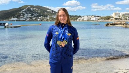 Clara Martínez de Salinas posa con sus medallas.