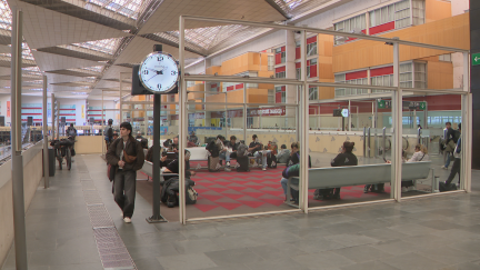 Colas para reclamaciones y cambios de billetes en la estación Delicias de Zaragoza. / Aragón TV