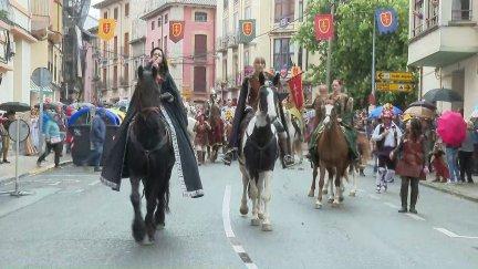 Desfile de la victoria en Jaca por el Primer Viernes de Mayo. / Aragón Tv