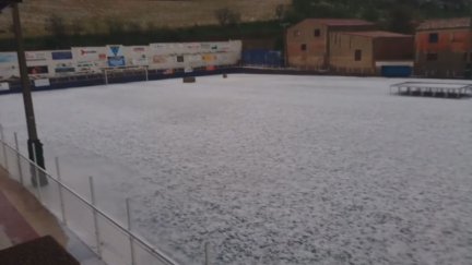 Así ha quedado el campo de fútbol en Herrera de los Navarros. / Aragón TV