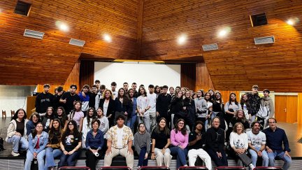 Foto de familia de los alumnos de Catarroja en el IES Pirámide de Huesca. / Gobierno de Aragón