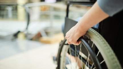 Una persona en silla de ruedas. / Canva