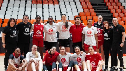 El Casademont Zaragoza posa sobre la pista de La Fonteta horas antes del choque.