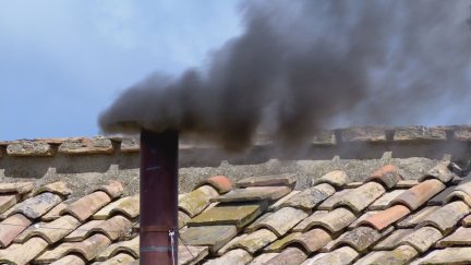 Fumata negra en el segundo día para elegir nuevo papa. / Aragón TV