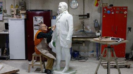 El escultor Antonio López ultima una estatua de Goya a tamaño real. / Efe