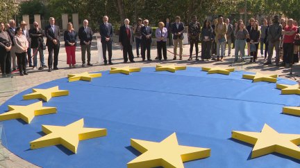 Bandera de Europa desplegada en el edificio Pignatelli este viernes. / Aragón TV