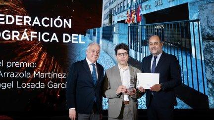 el consejero de Fomento, Vivienda, Logística y Cohesión Territorial, Octavio López, hace ntrega del galardón a Carlos Arrazola, presidente de la CHE. / Gobierno de Aragón