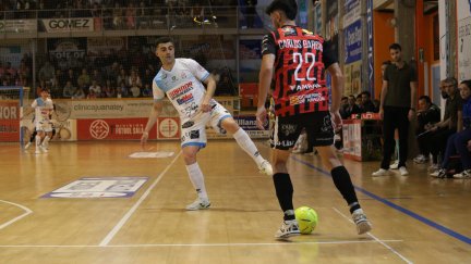 Carlos García controla el balón en un lance del encuentro.