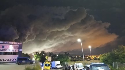 La nube de cloro ha obligado a confinar a cinco municipios, aunque no se han registrado heridos por ahora. (EFE/Bomberos Generalitat)