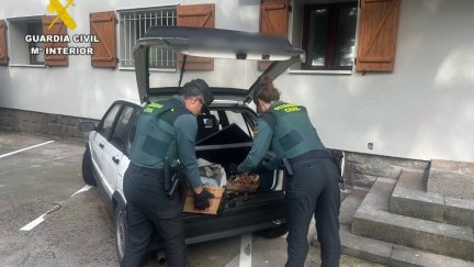 Dos agentes de la Guardia Civil en la comandancia de Jaca. | Guardia Civil