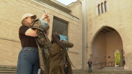 Periodistas estadounidenses estos días en su visita a la Aljafería. / Aragón TV