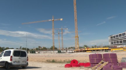 Las grúas son una constante en el paisaje de Arcosur. / Aragón Tv