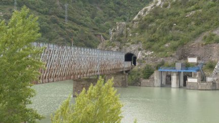 Puente metálico sobre el embalse de La Peña (Huesca). / Aragón TV