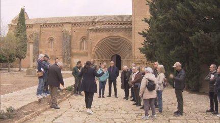 Un grupo visita el Monasterio de Sijena. / Aragón TV