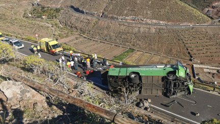 Una mujer de 73 años ha fallecido y otras once personas han resultado heridas, de diversa consideración, al volcar este martes una guagua de transporte regular en San Sebastián de La Gomera. / 112 / EFE