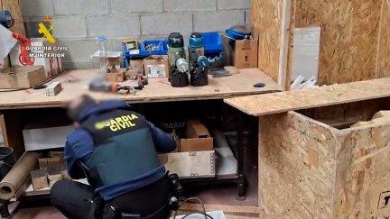 La Guardia Civil investiga una de las dependencias donde se realizaba trabajos con personal de forma irregular. / Guardia Civil