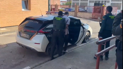 Uno de los detenidos, introducido en el vehículo policial. / Guardia Civil Huesca