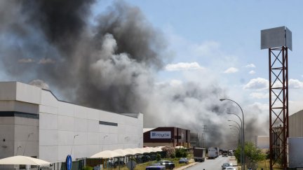 Cortina de humo tóxico en la nave de Alcalá de Guadaíra./ EFE/José Manuel Vidal