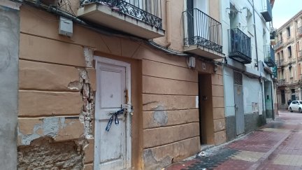 El Ayuntamiento de Zaragoza clausura el edificio incendiado en la calle Zamoray este miércoles./ Aragón TV
