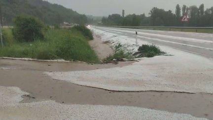 La tormenta ha dejado gran cantidad de granizo en la carretera de Aínsa (Huesca). / Aragón TV