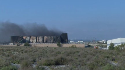 Nave donde se ha declarado el incendio en la Cartuja Baja (Zaragoza). / Aragón TV
