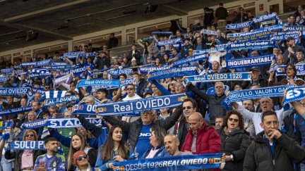 Afición oviedista en un partido en el Carlos Tartiere