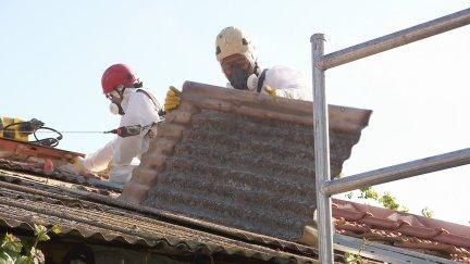 Unos operarios retirando materiales con amianto de un edificio. / Aragón TV