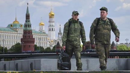 Dos soldados pasan frente al Kremlin, en Moscú. | EFE