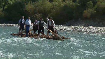 Bajada de nabatas por el río Cinca este sábado. / Aragón TV